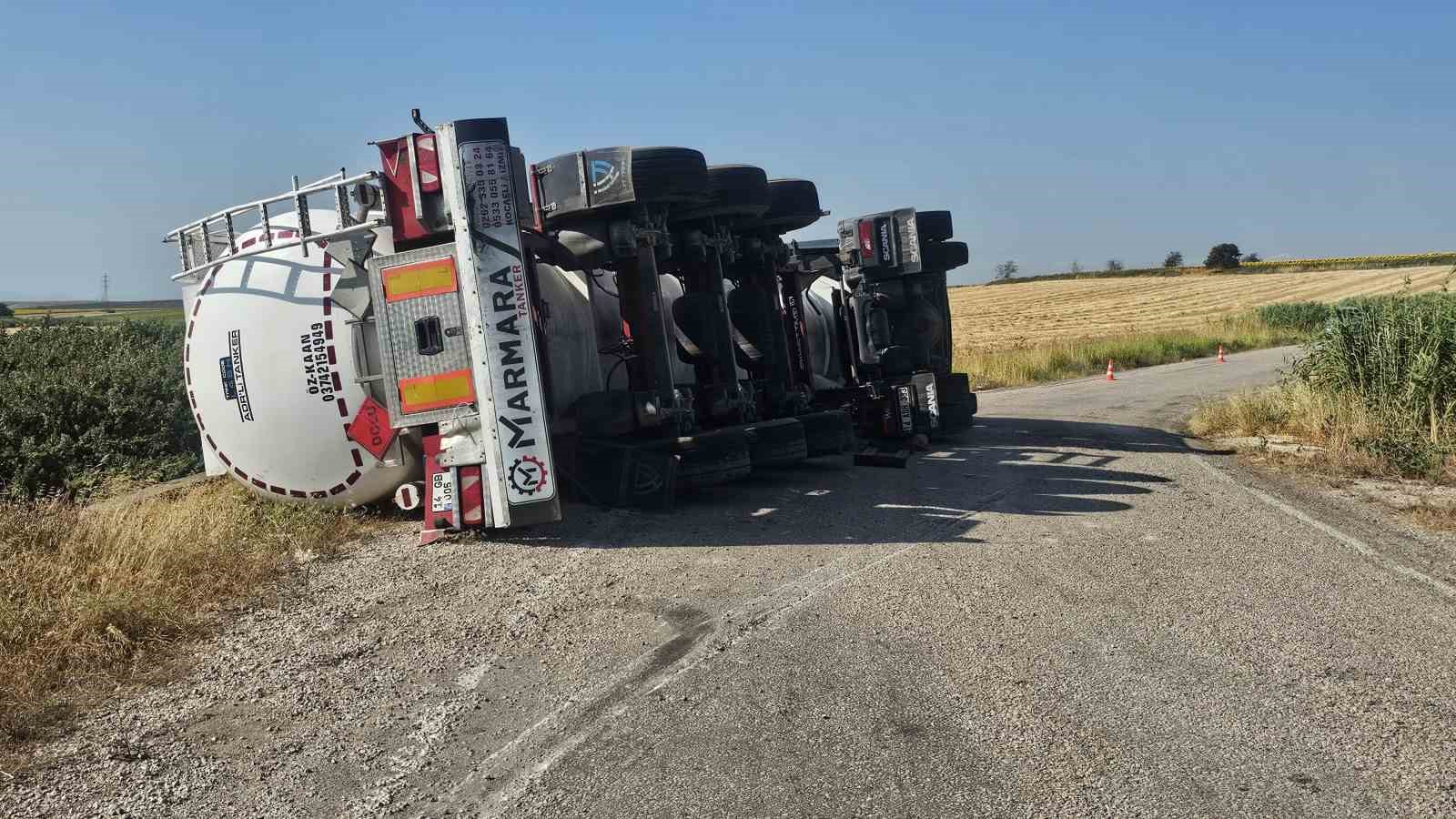 Bandırma&rsquo;da kimyasal y&uuml;kl&uuml; tır yan yattı: S&uuml;r&uuml;c&uuml; kazayı yara almadan atlattı
