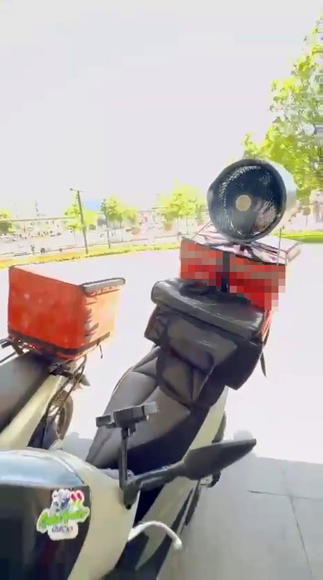 Kavurucu sıcakta kuryenin bulduğu çözüm beğeni yağmuruna tutuldu