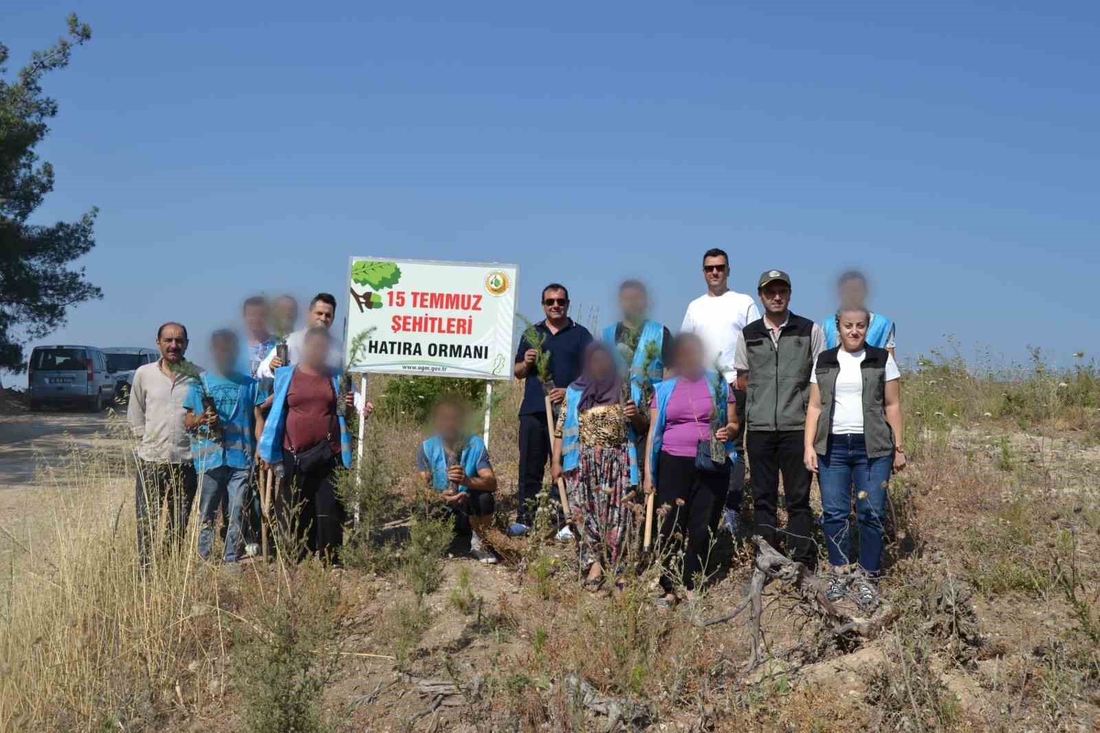 H&uuml;k&uuml;ml&uuml;ler, 15 Temmuz Şehitleri anısına fidanları toprakla buluşturdu
