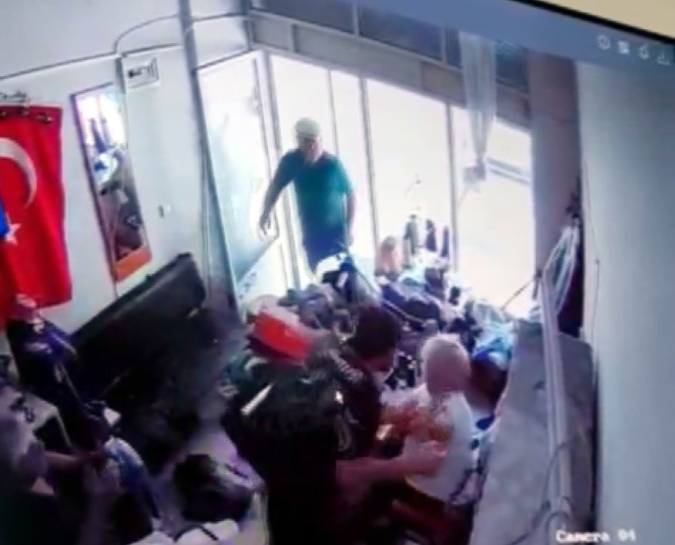 Baba-oğul kadın terzinin iş yerini basıp darp etti
