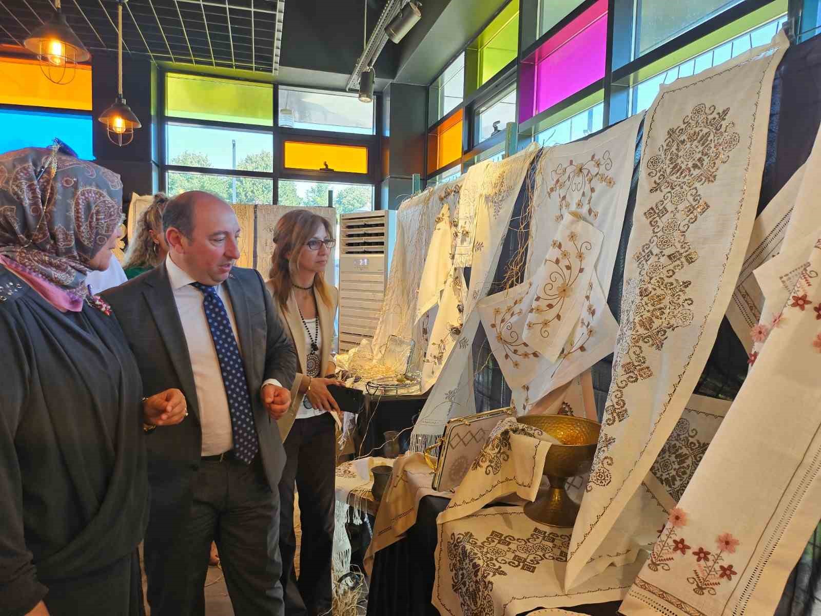 İğne oyası k&uuml;lt&uuml;r&uuml;n&uuml; devam ettiriyorlar
