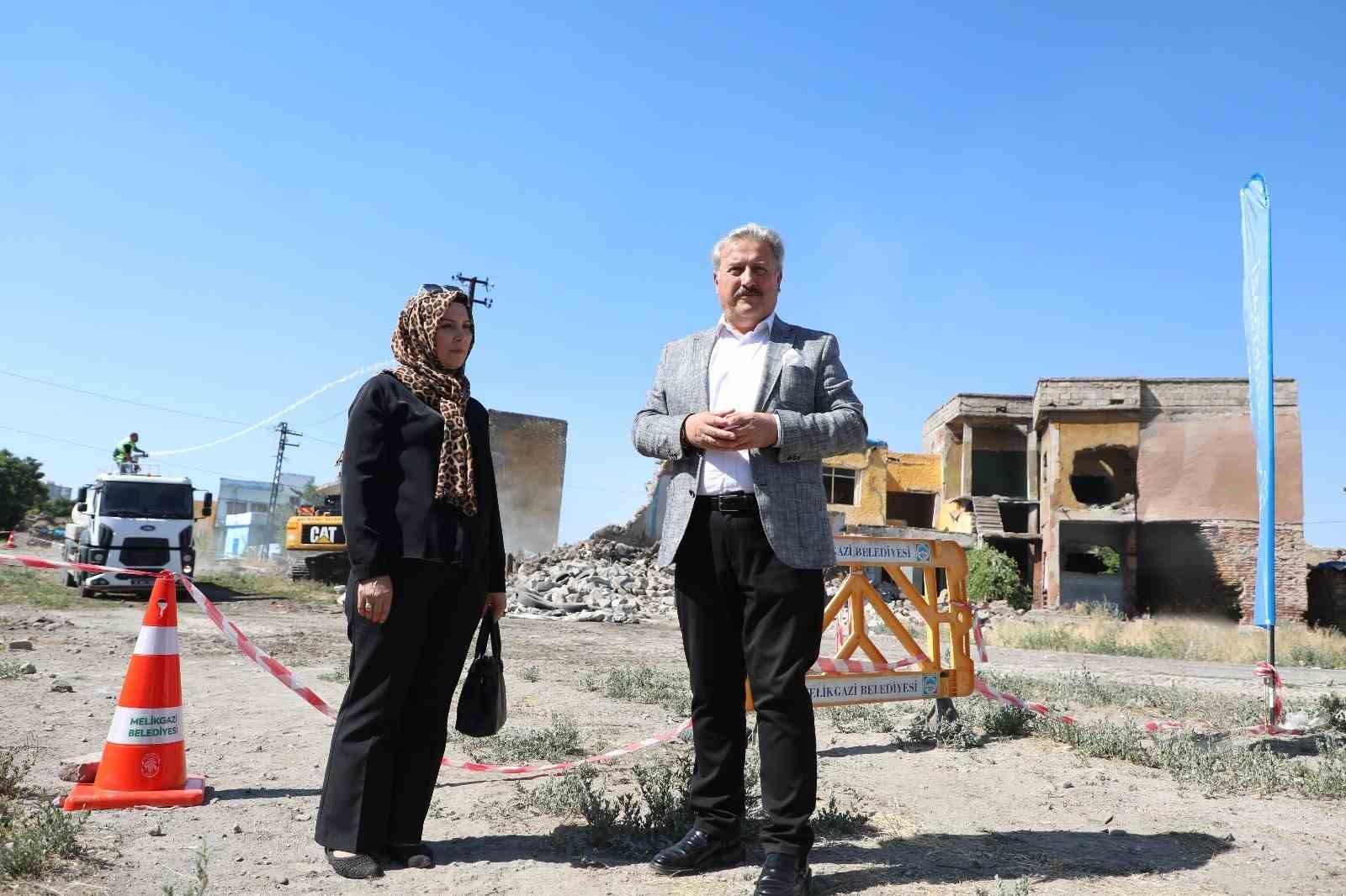 Melikgazi’de metruk 5 yapı yıkıldı