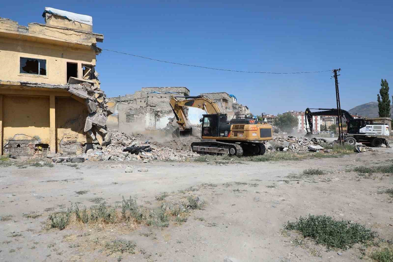 Melikgazi’de metruk 5 yapı yıkıldı