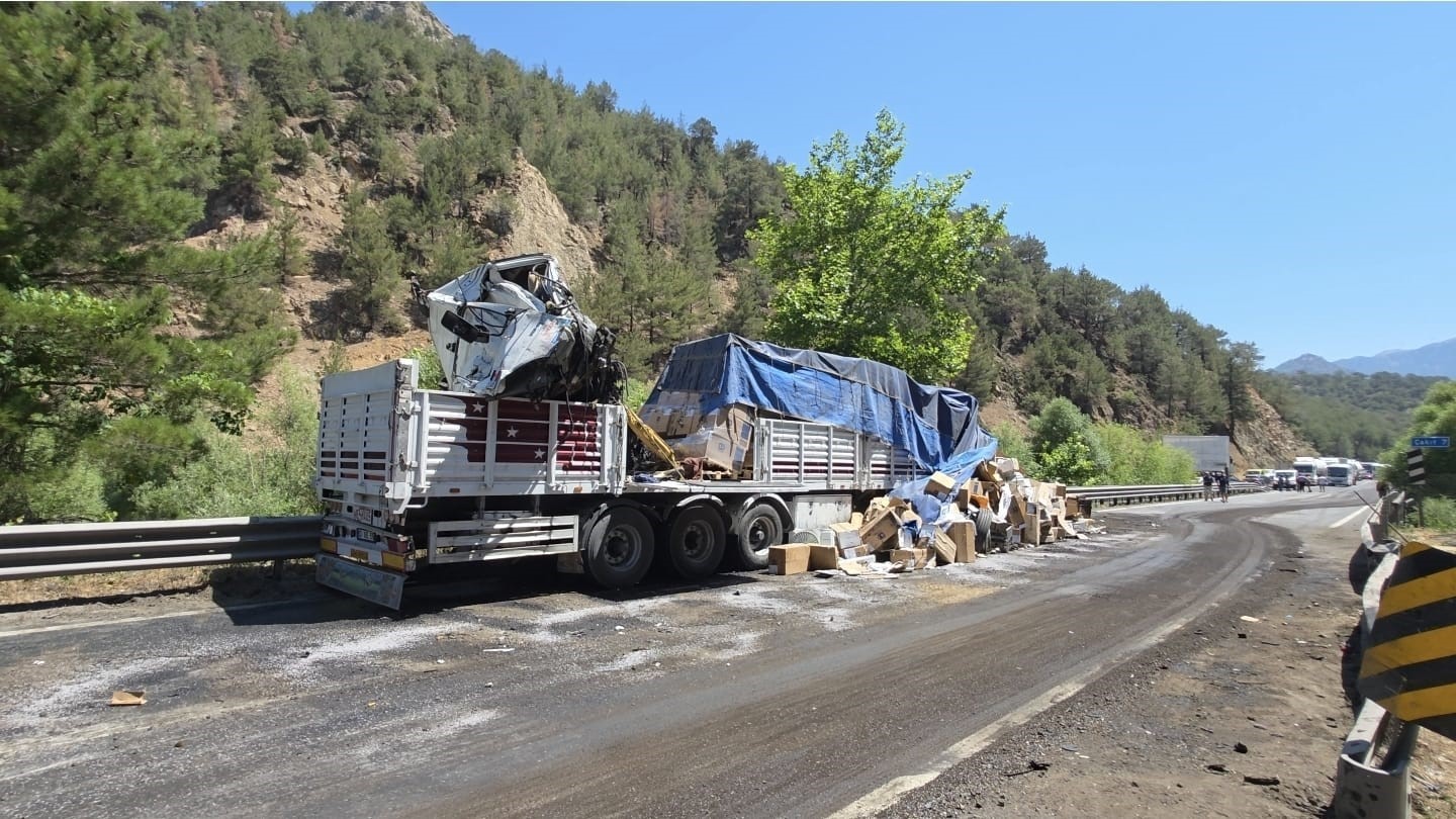 Niğde - Pozantı Karayolunda zincirleme tır kazası: 1 ölü, 2 yaralı