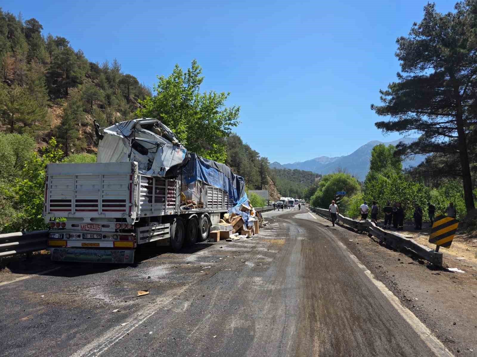 Niğde - Pozantı Karayolunda zincirleme tır kazası: 1 ölü, 2 yaralı
