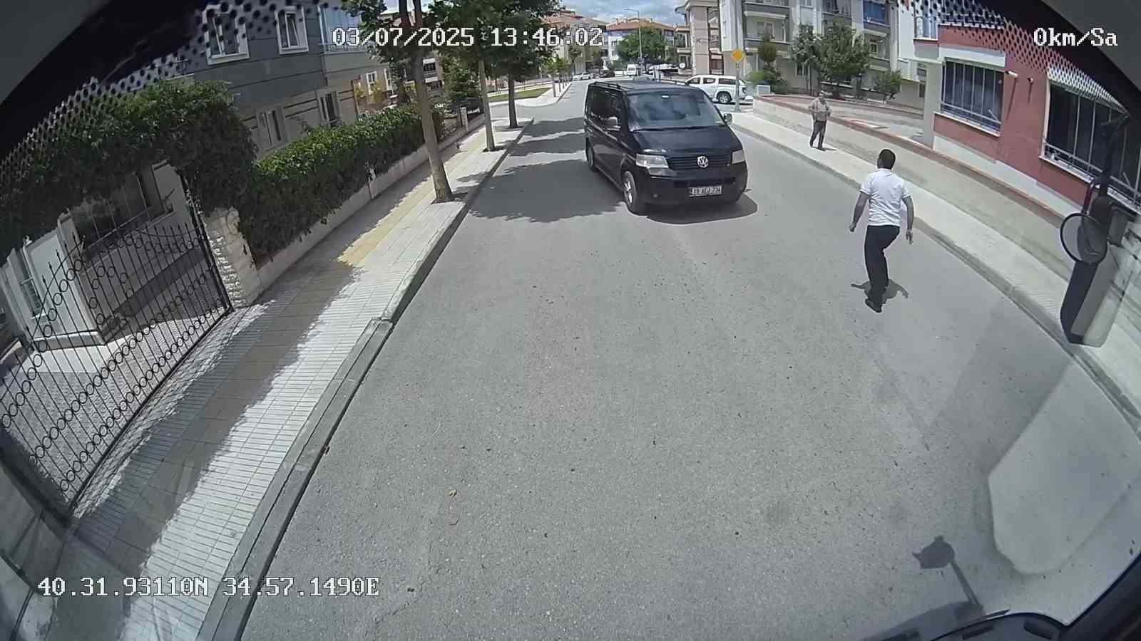 Halk otobüsü şoförünün dikkati kazayı önledi: O anlar kamerada