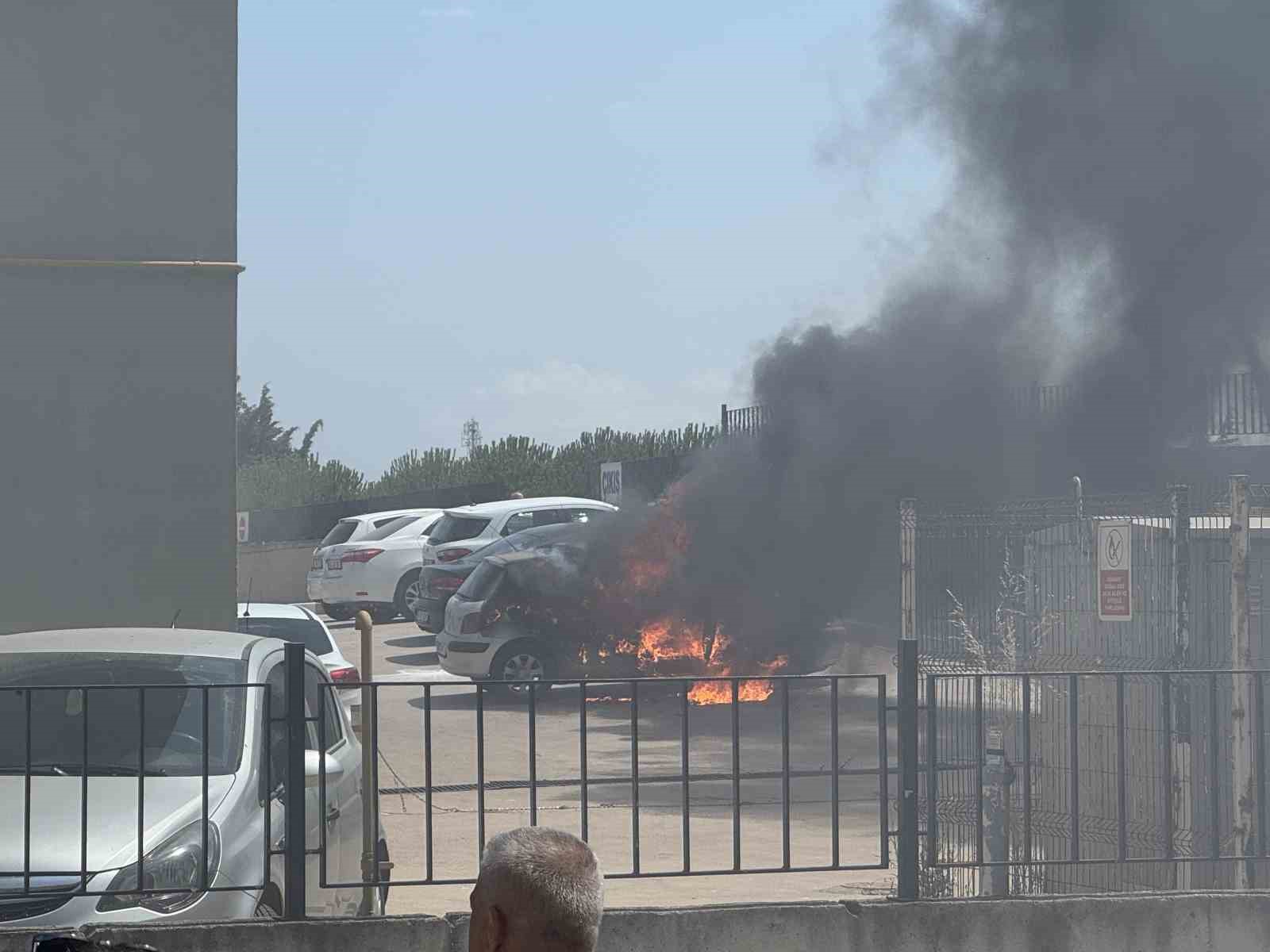 Bandırma&rsquo;da hastane otoparkında ara&ccedil; yangını
