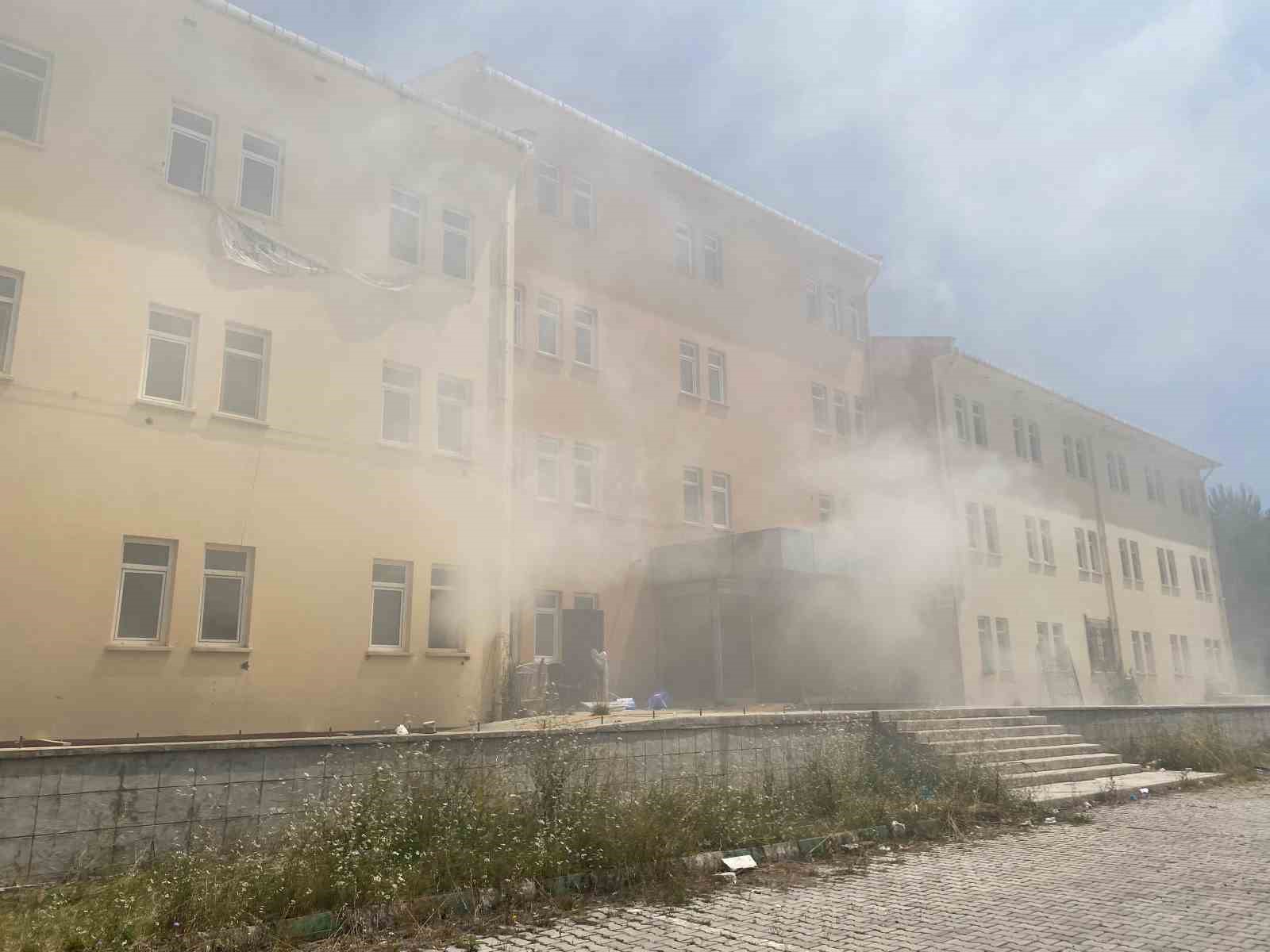 Eski hastane binasında arşiv yangını: Dumanlar çevreyi sardı