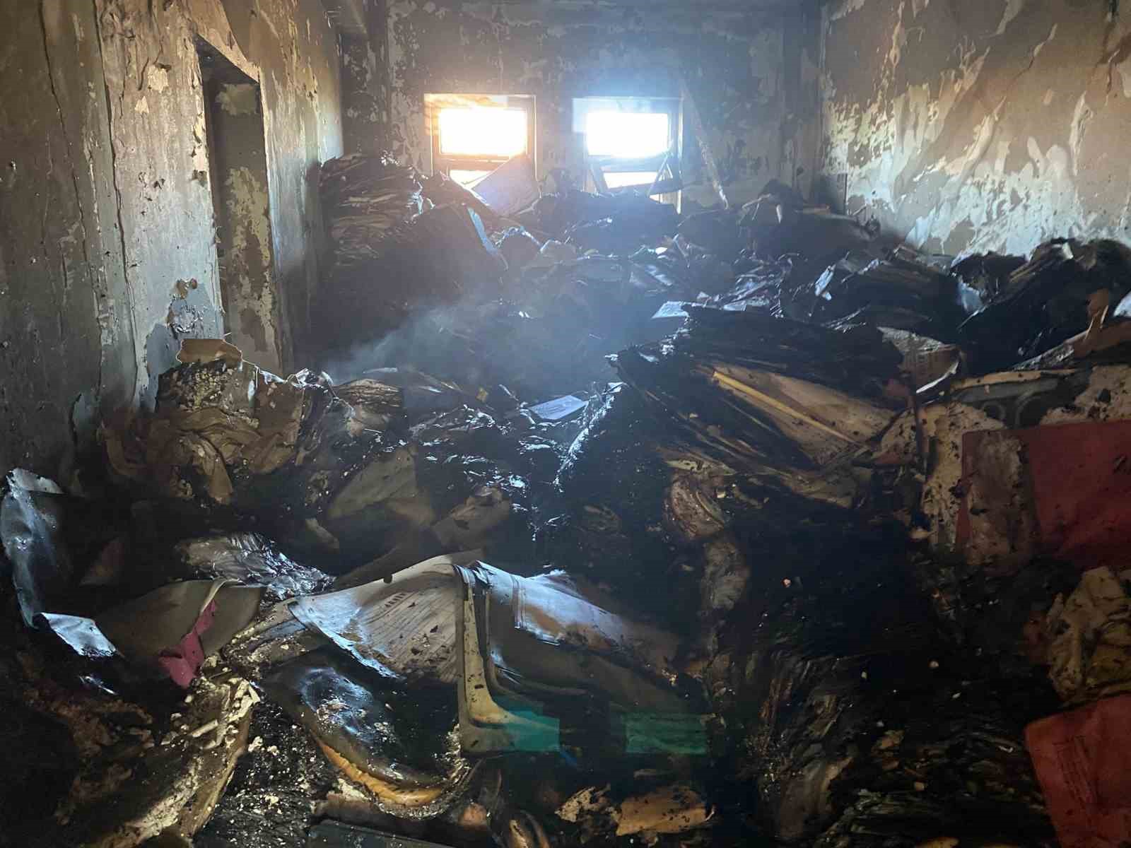 Eski hastane binasında arşiv yangını: Dumanlar çevreyi sardı