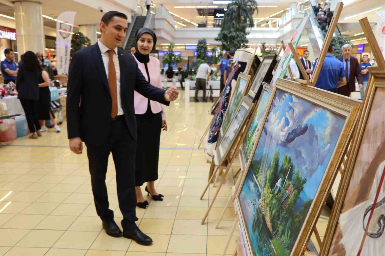 H&uuml;k&uuml;ml&uuml; ve tutukluların el emekleri sergilendi
