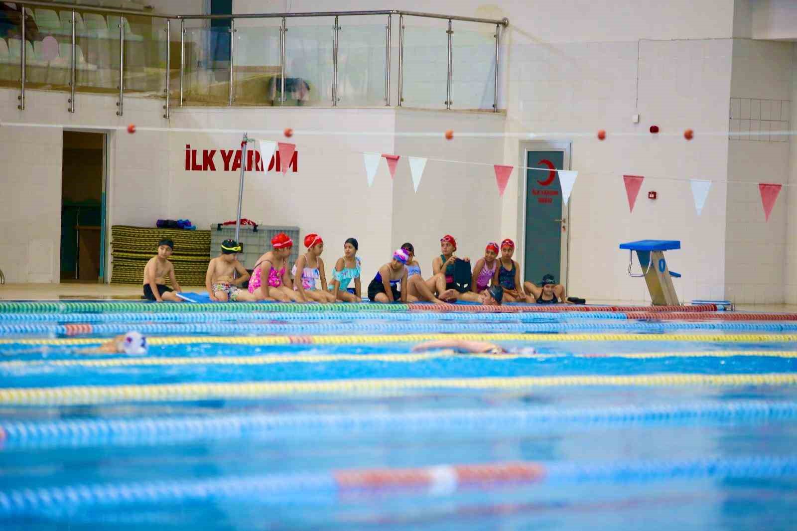 Kepez Belediyesi, 7’den 70’e yüzme eğitimi veriyor