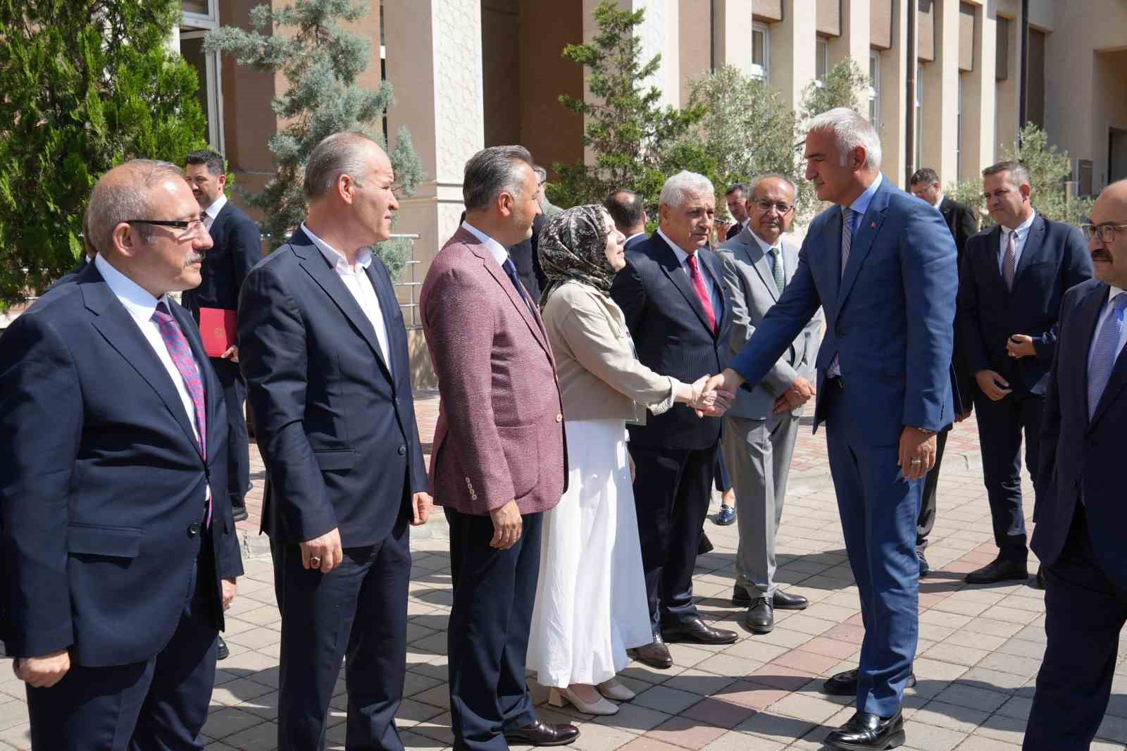 Bakan Ersoy: "Kütüphanelerimiz, ülkemizin gelişimine yalnızca eşlik eden değil, ona yön veren proaktif yapılar olarak katkı sunacaklardır"