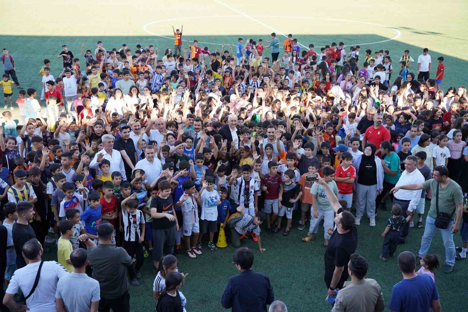 Yaz spor okullarına katılan öğrencilere forma desteği