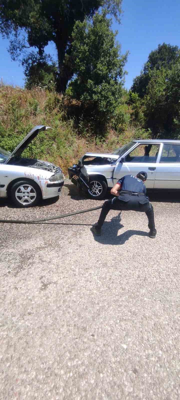 Sinop&rsquo;ta iki otomobil kafa kafaya &ccedil;arpıştı: 5 yaralı
