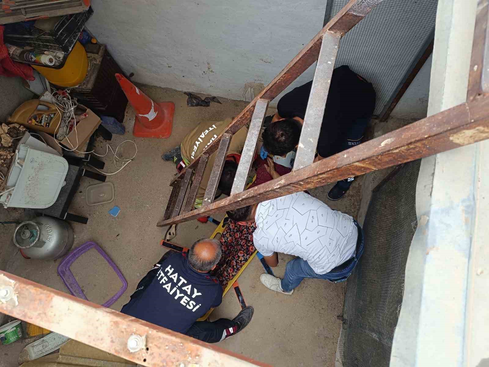 Demir sa&ccedil;ın &ccedil;&ouml;kmesiyle &ccedil;atıdan d&uuml;şen kadın yaralandı
