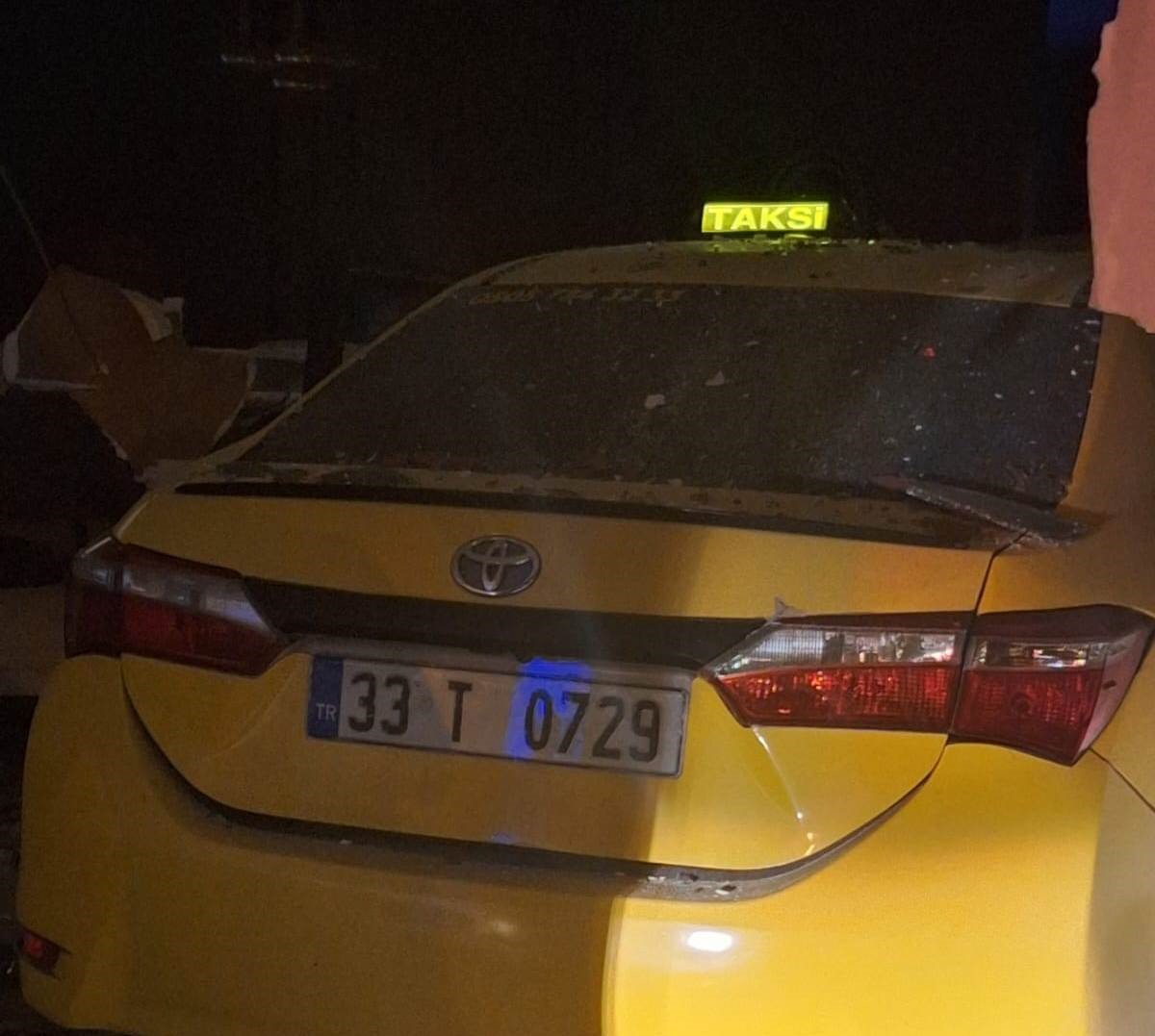 Motosiklete arpan ticari taksi maazaya dald: 1 yaral
