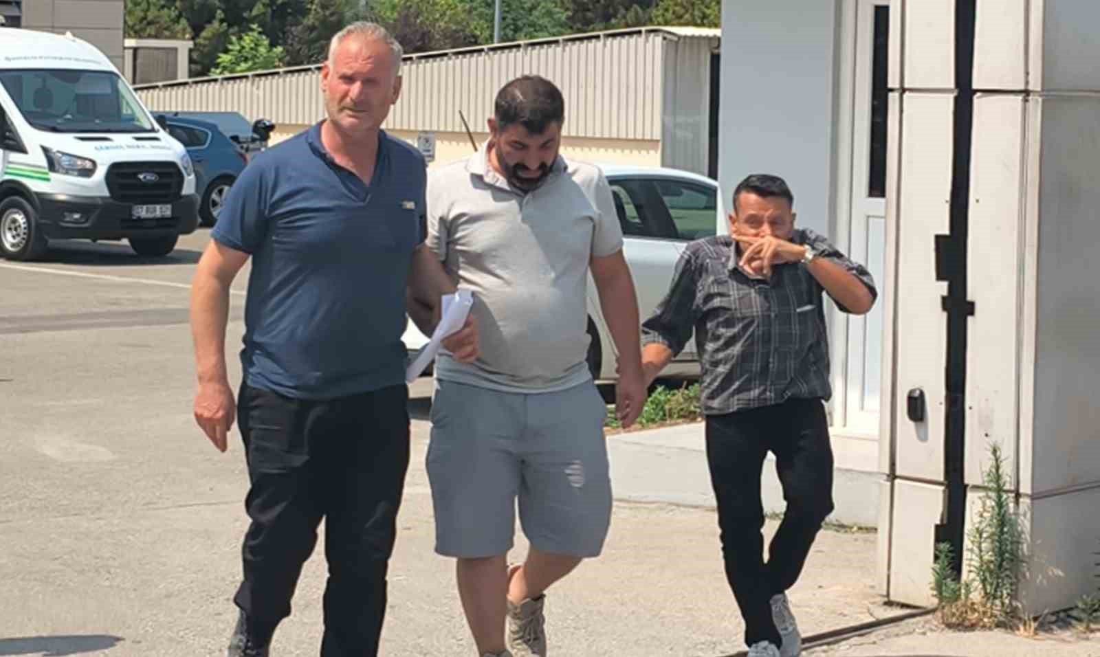 Havuza giren küçük çocuk boğularak hayatını kaybetti

