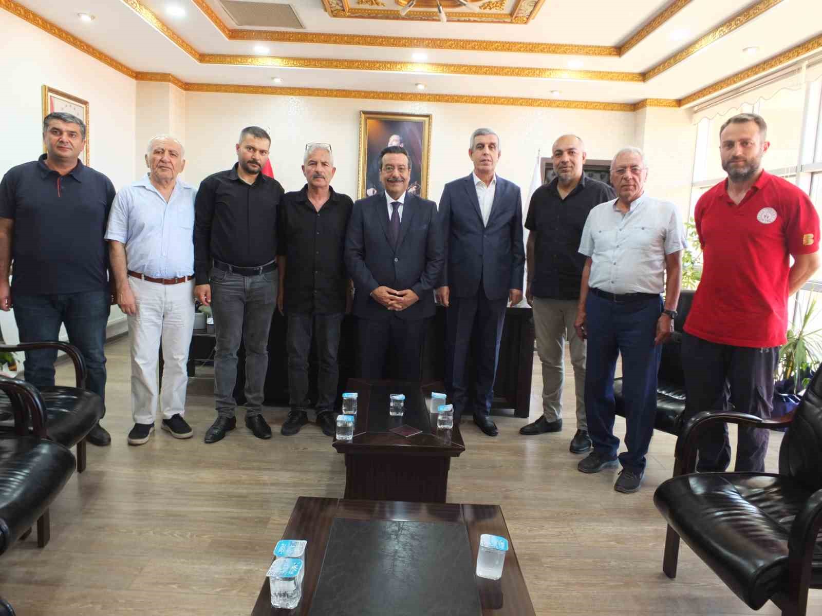 Burhaniye’de Elazığlılar Kaymakam Atilla’yı ziyaret etti
