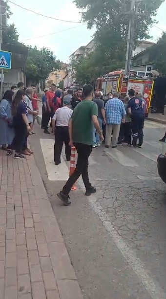 Minibüsün altında kalan yaşlı adam ağır yaralandı
