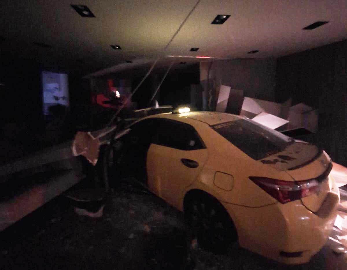 Motosiklete çarpan ticari taksi mağazaya daldı: 1 yaralı