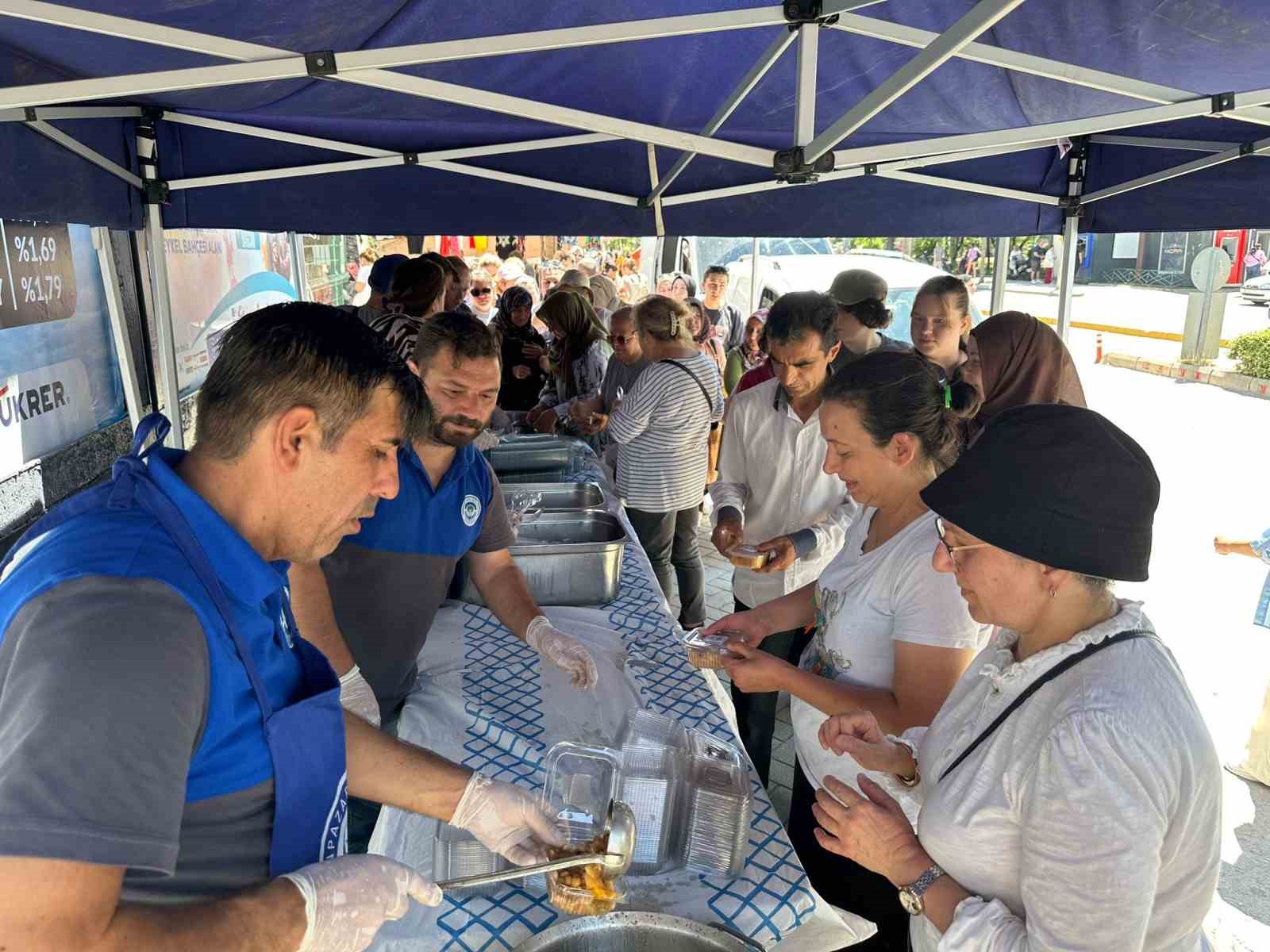 Odunpazarı Belediyesi’nden Çarşamba Pazarı’nda aşure ikramı