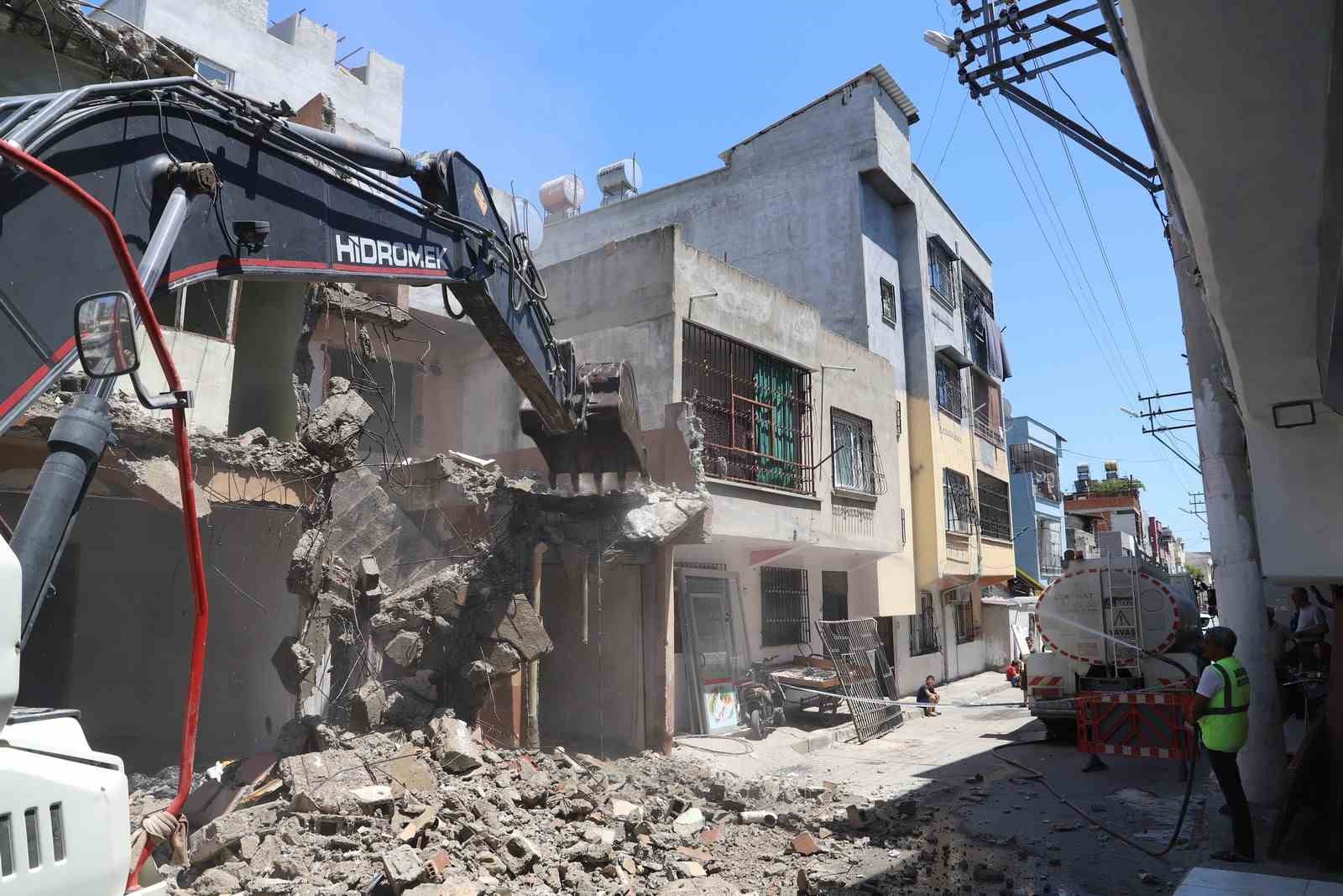 Akdeniz’de metruk yapılar tek tek yıkılıyor