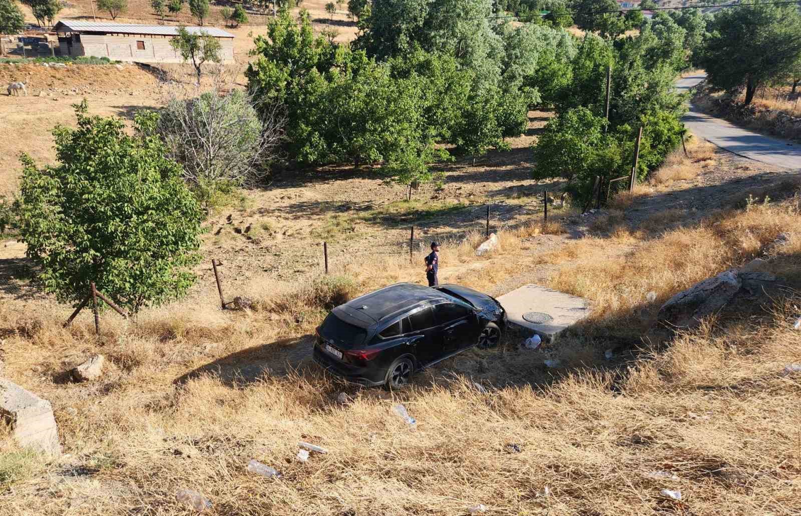 Otomobil şarampole uçtu: 3 yaralı