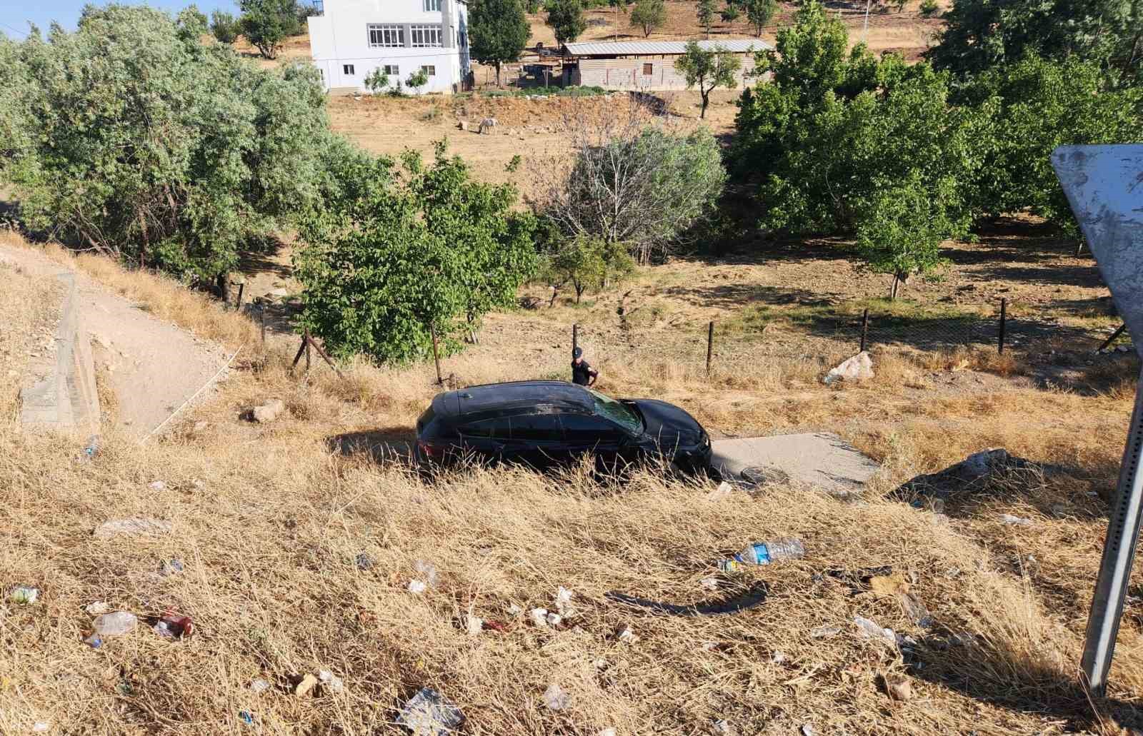 Otomobil şarampole u&ccedil;tu: 3 yaralı
