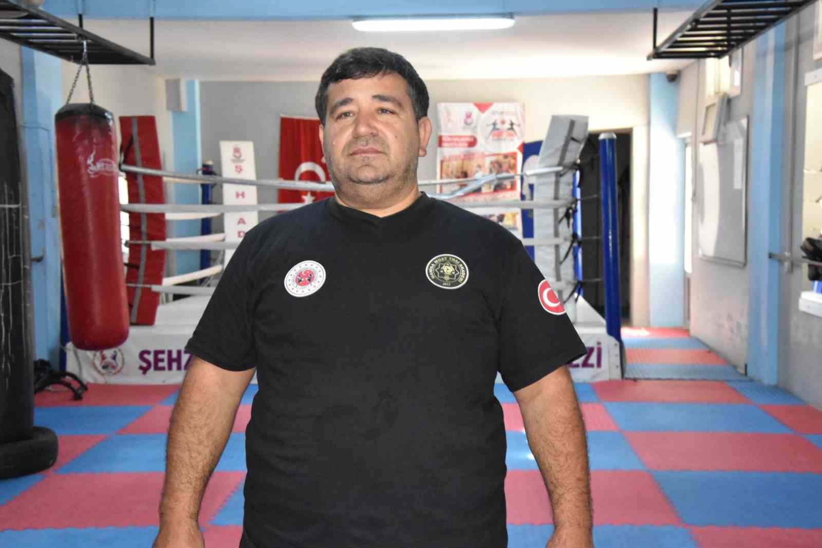 Şampiyonlar, hakemler ve antren&ouml;rler Manisa Muaythai Eğitim Merkezi&rsquo;nden yetişiyor
