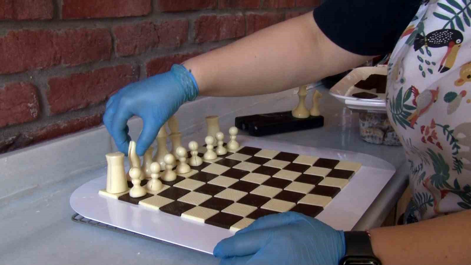 En tatlı satranç, rakibinden kazandığı taşı afiyetle yedi
