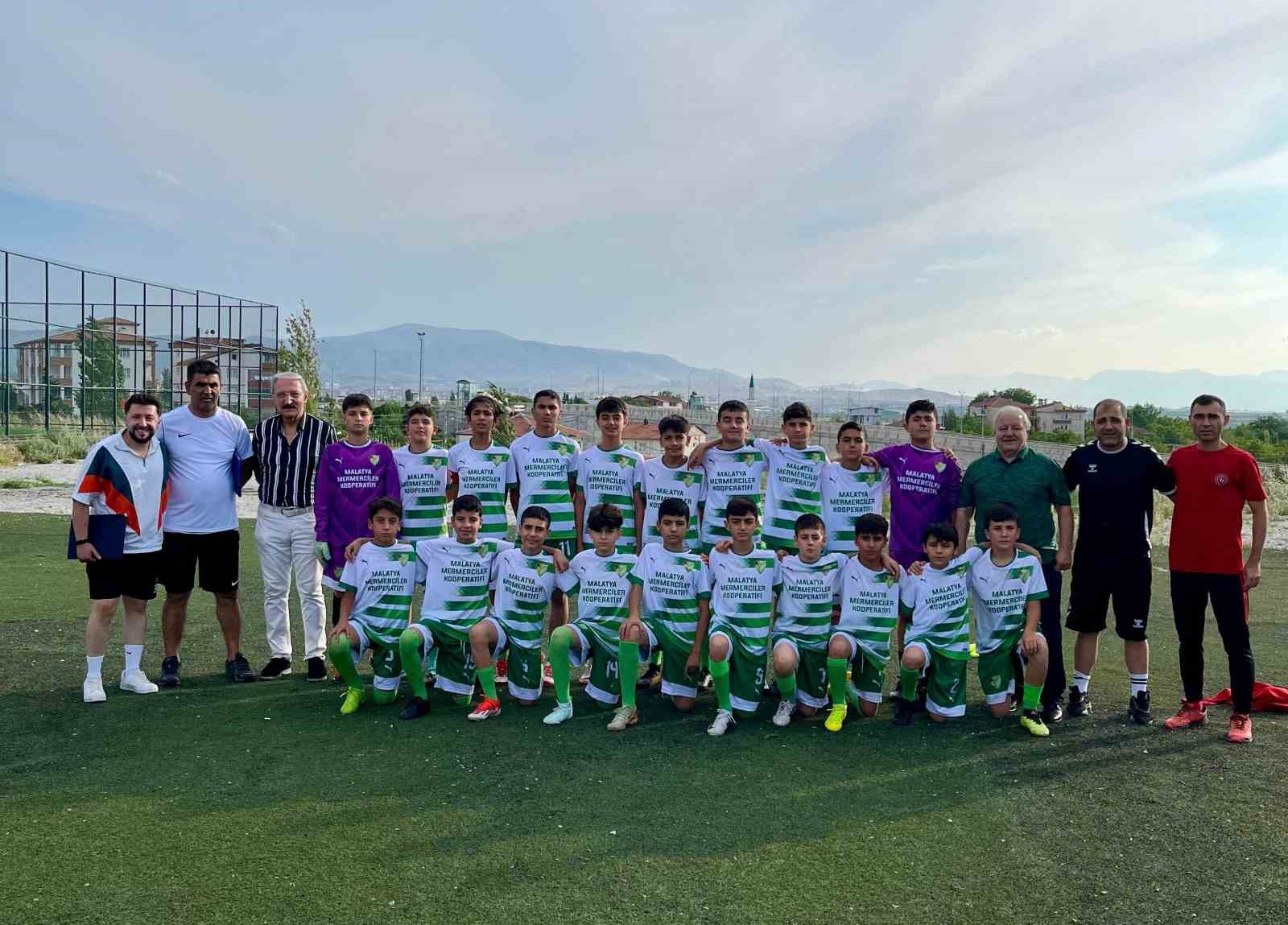 Sahaları olmadan depremzede sporculardan 5&rsquo;i bir yerde şampiyonluk
