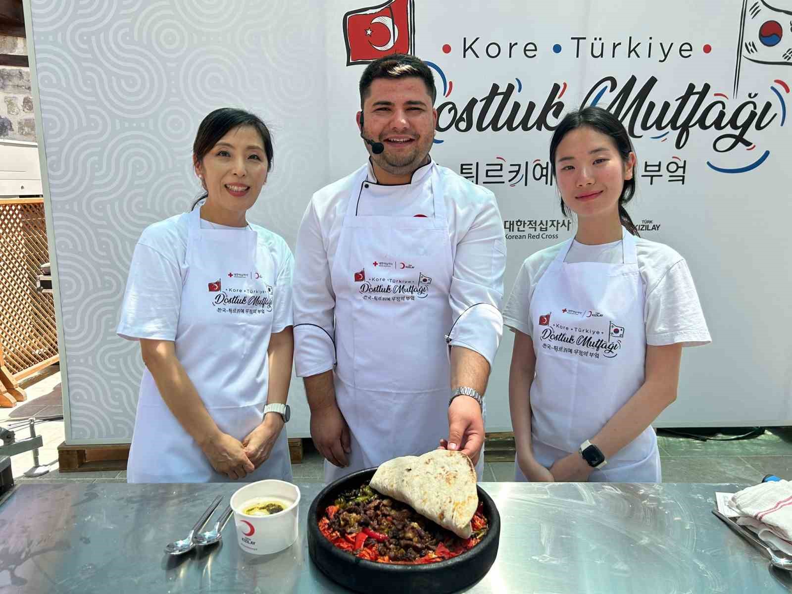 Deprem b&ouml;lgesinde dostluk yemeği
