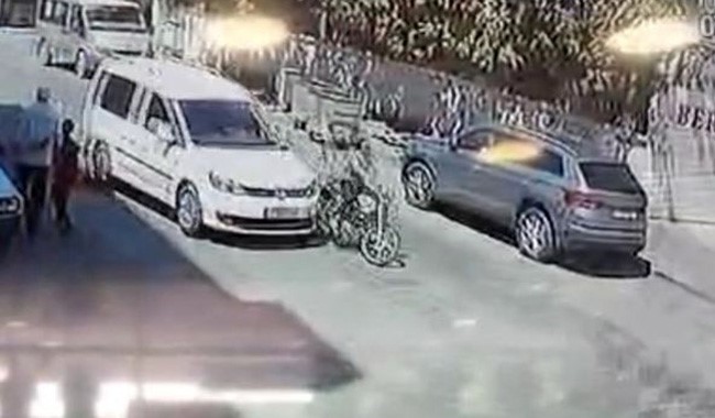 Feci motosiklet kazası güvenlik kamerasına yansıdı