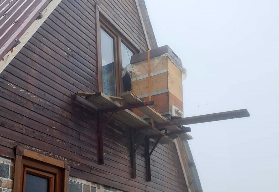 Rizeli arıcı peteklerini ayılardan korumak için çatıya yerleştirdi