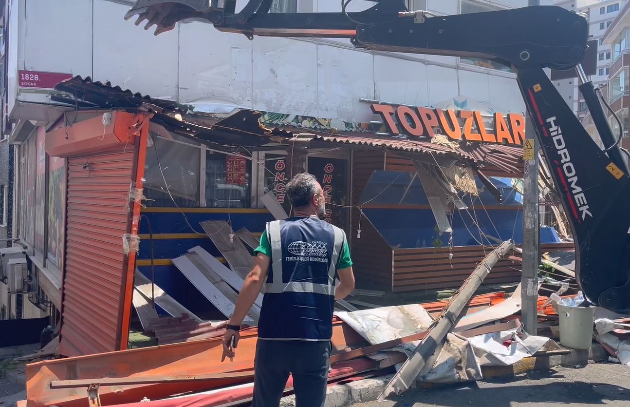 Esenyurt’ta bıçaklı kavgaya neden olan market reyonu yıkıldı