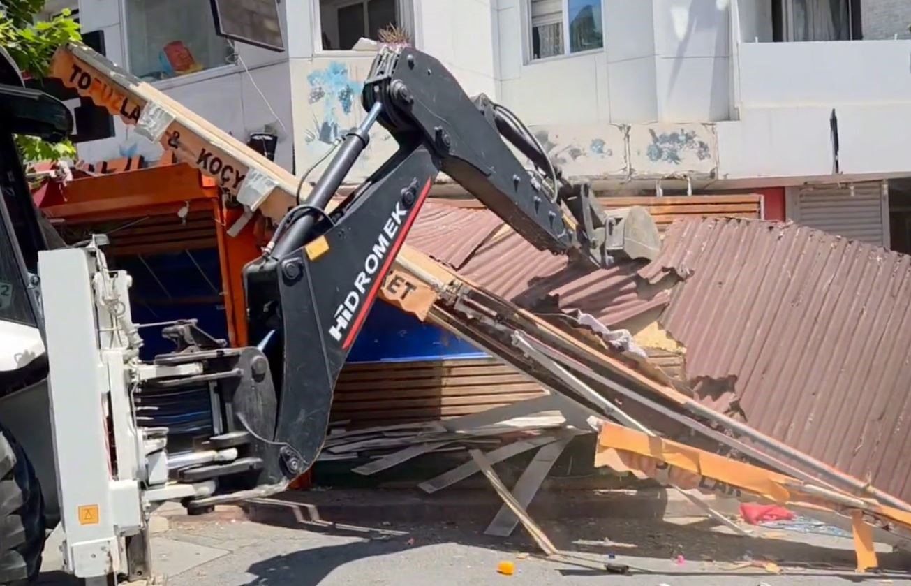 Esenyurt&rsquo;ta bı&ccedil;aklı kavgaya neden olan market reyonu yıkıldı
