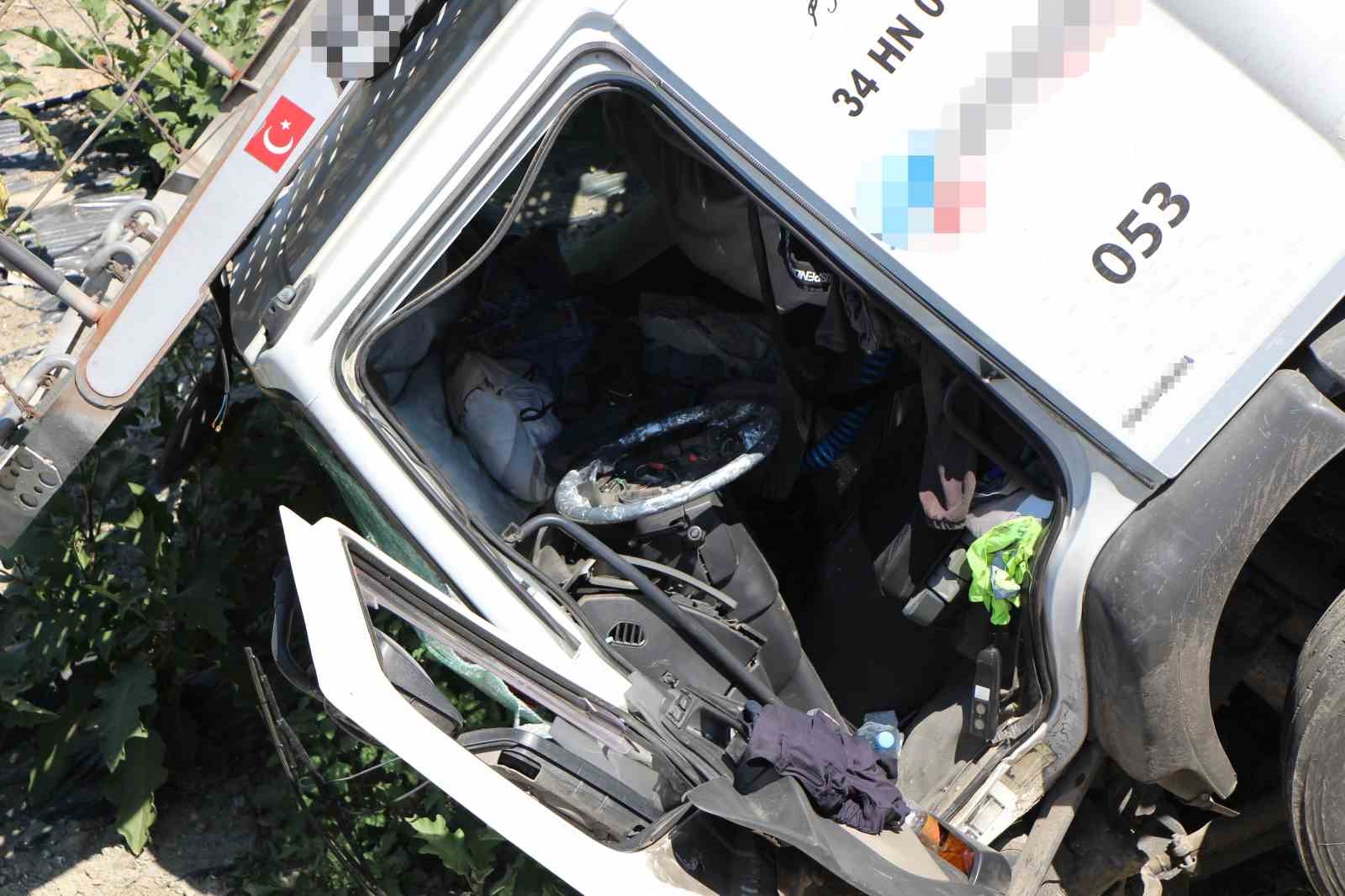 Amasya’da çarpışan tır ile kamyonet tarlaya uçtu: 2 yaralı
