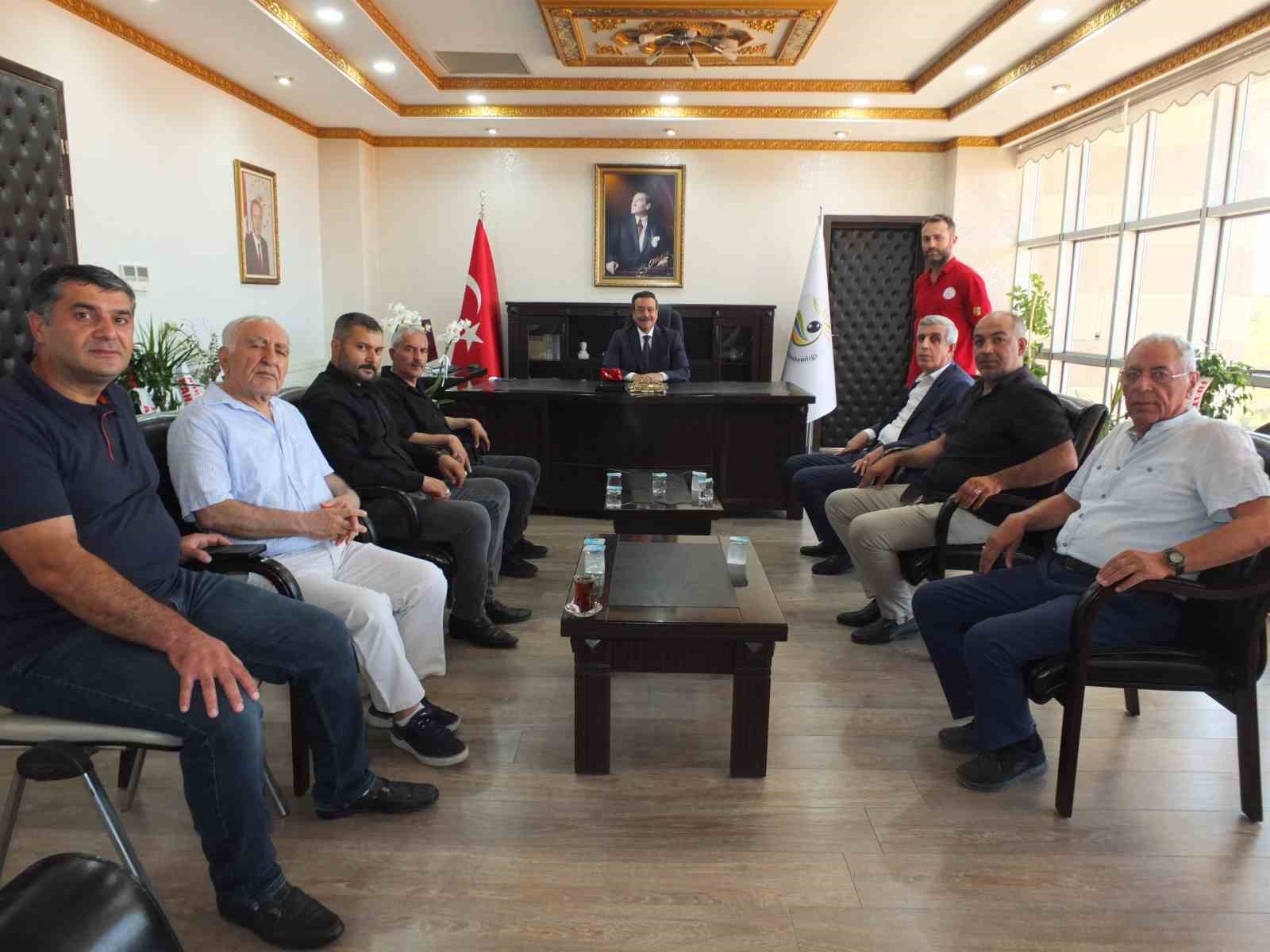 Burhaniye’de Elazığlılar Kaymakam Atilla’yı ziyaret etti