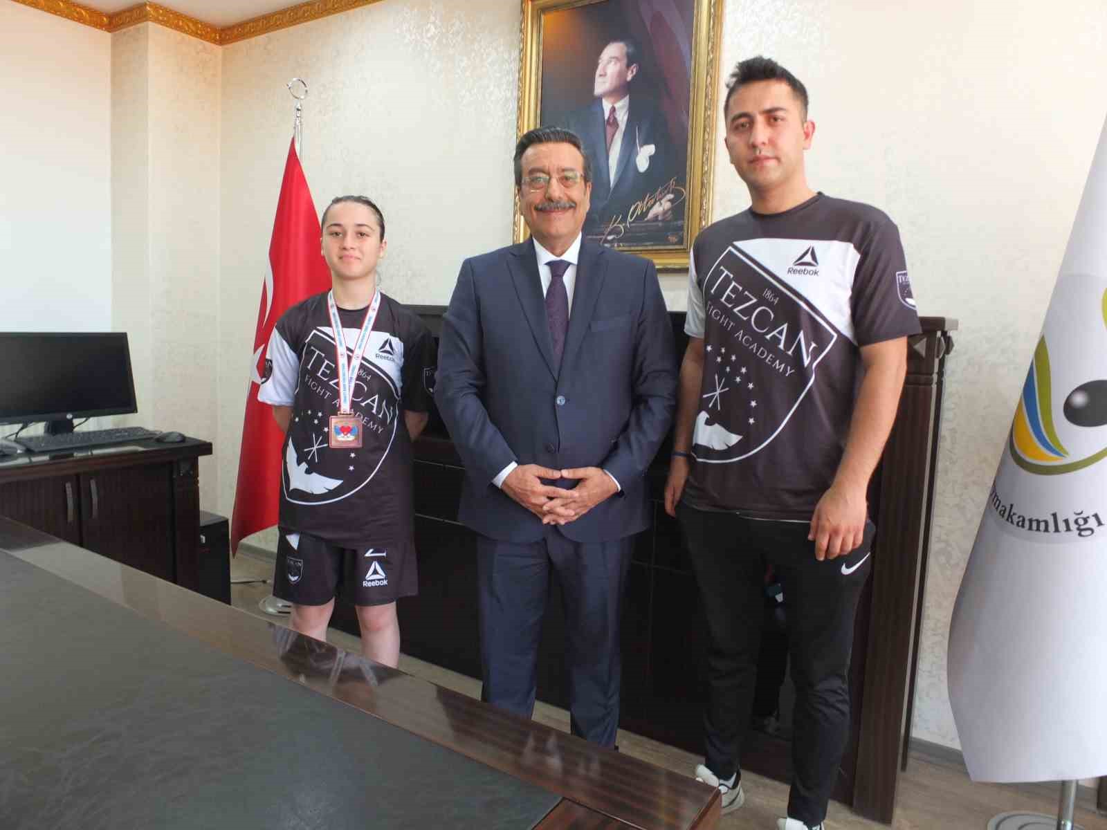 Burhaniye Kaymakamı Atilla,  başarılı sporcuyu ödüllendirdi