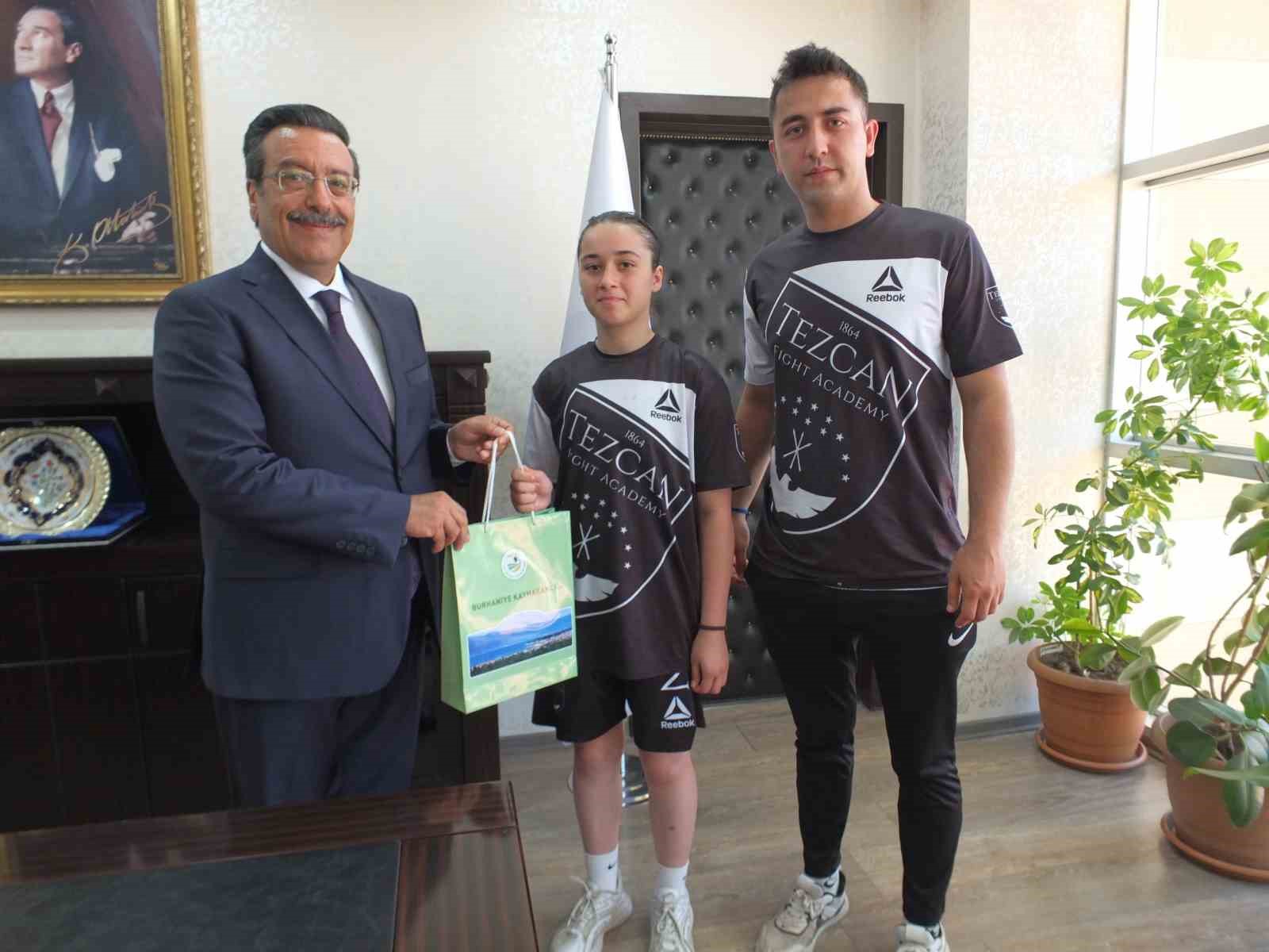Burhaniye Kaymakamı Atilla,  başarılı sporcuyu &ouml;d&uuml;llendirdi
