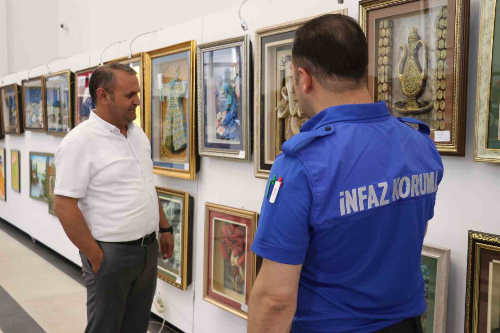 Van&rsquo;da h&uuml;k&uuml;ml&uuml; ve tutuklulardan sergi
