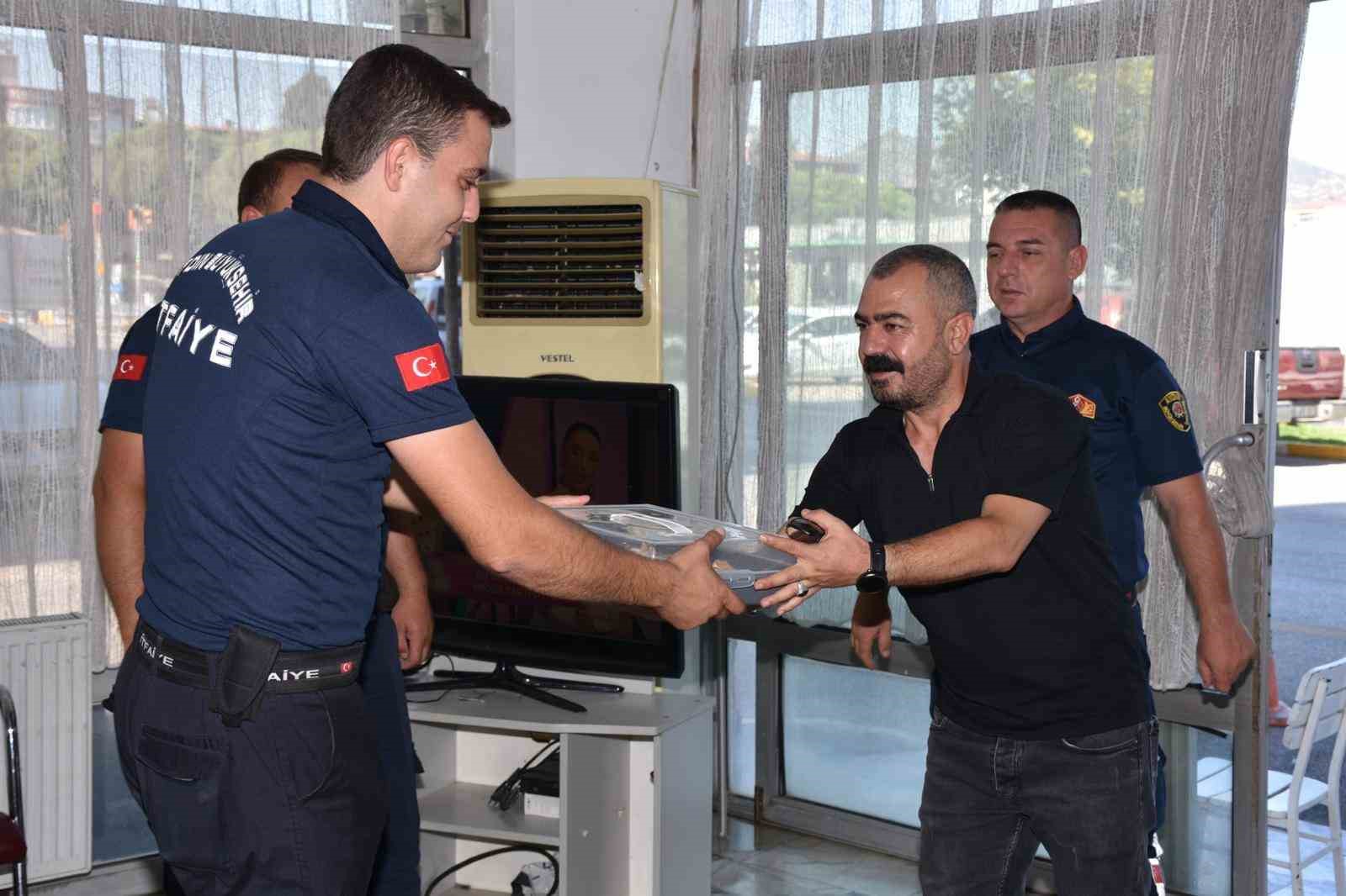 Başkan Zencirci&rsquo;den ateş savaş&ccedil;ılarına b&ouml;rek ikramı
