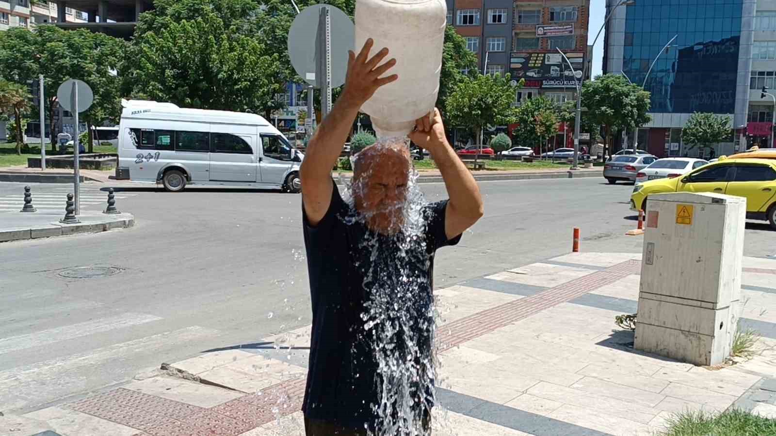 Batman’da sıcaklar bunalttı, büyükler bidonla başlarına su döktü, çocuklar ise süs havuzlarında serinledi