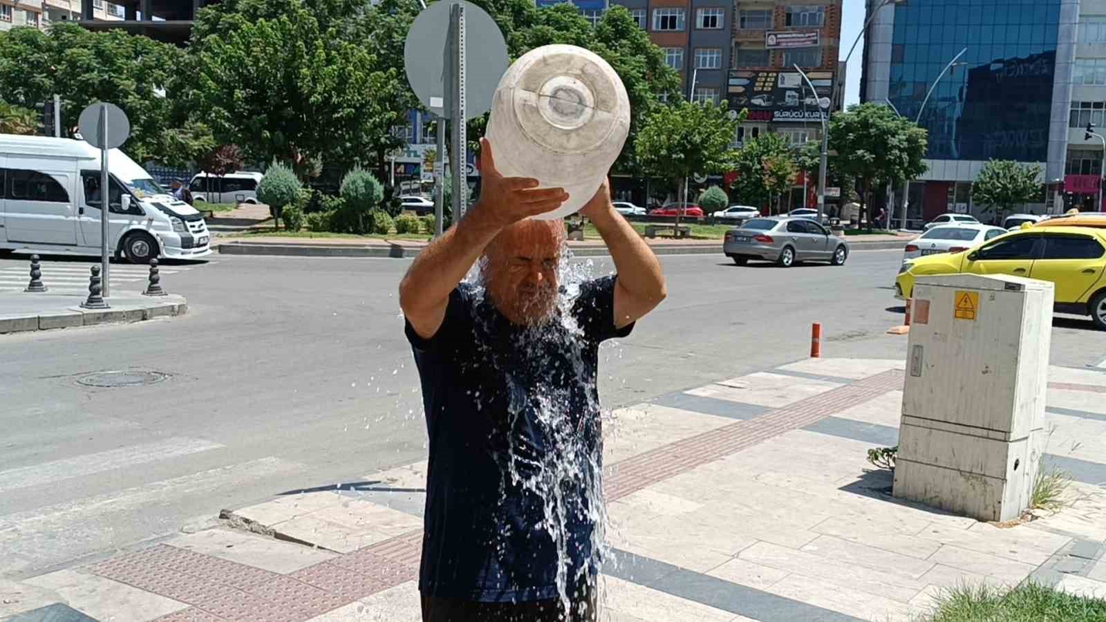 Batman&rsquo;da sıcaklar bunalttı, b&uuml;y&uuml;kler bidonla başlarına su d&ouml;kt&uuml;, &ccedil;ocuklar ise s&uuml;s havuzlarında serinledi
