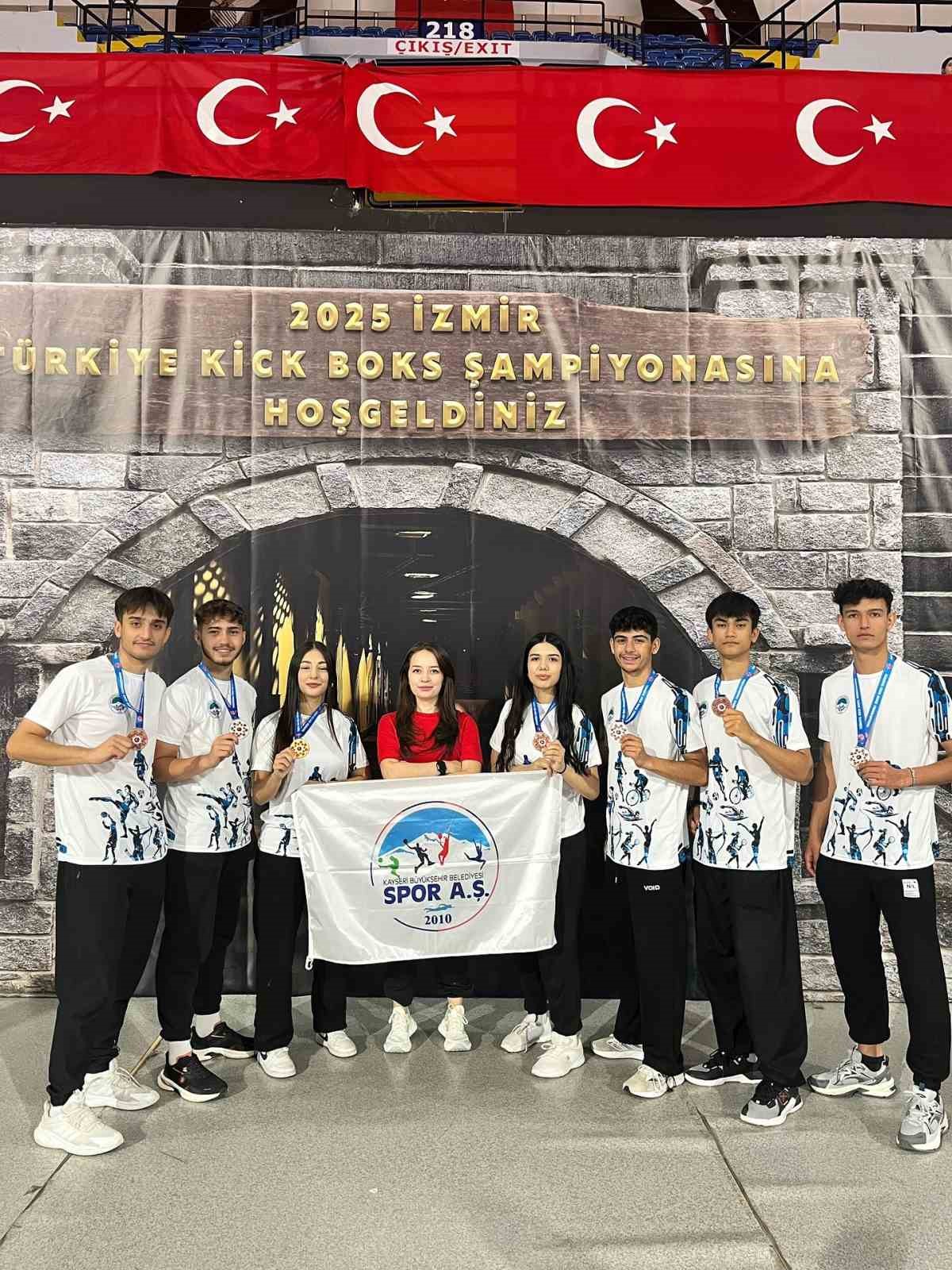 Kick Boks’ta Kayseri’ye 7 madalya