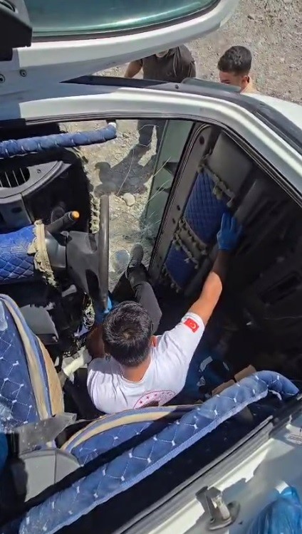 Sağlık görevlileri kamyonun camını kırarak yaralıya müdahale etti