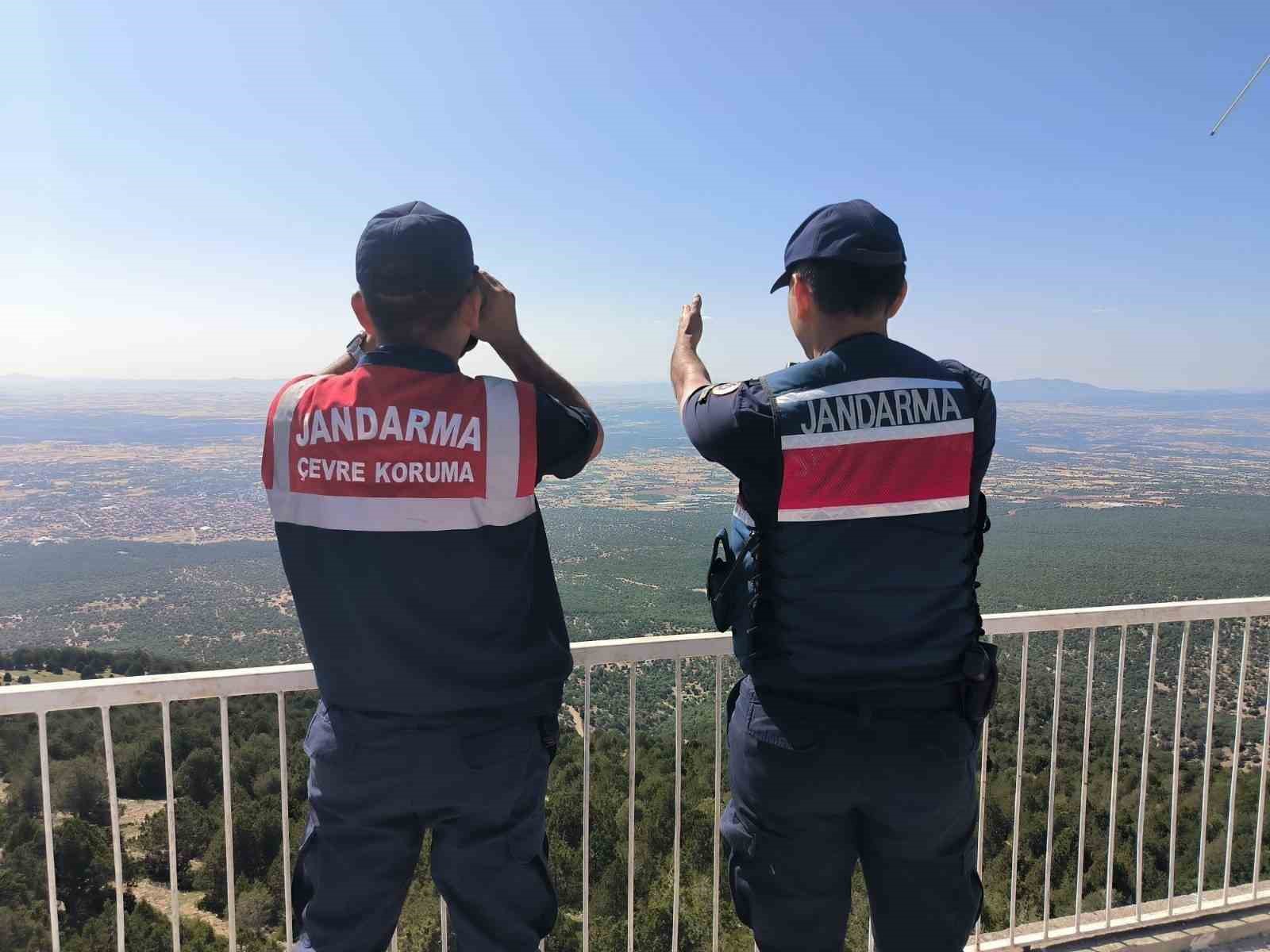 Uşak jandarması ormanlık alanlarda kuş uçurtmuyor