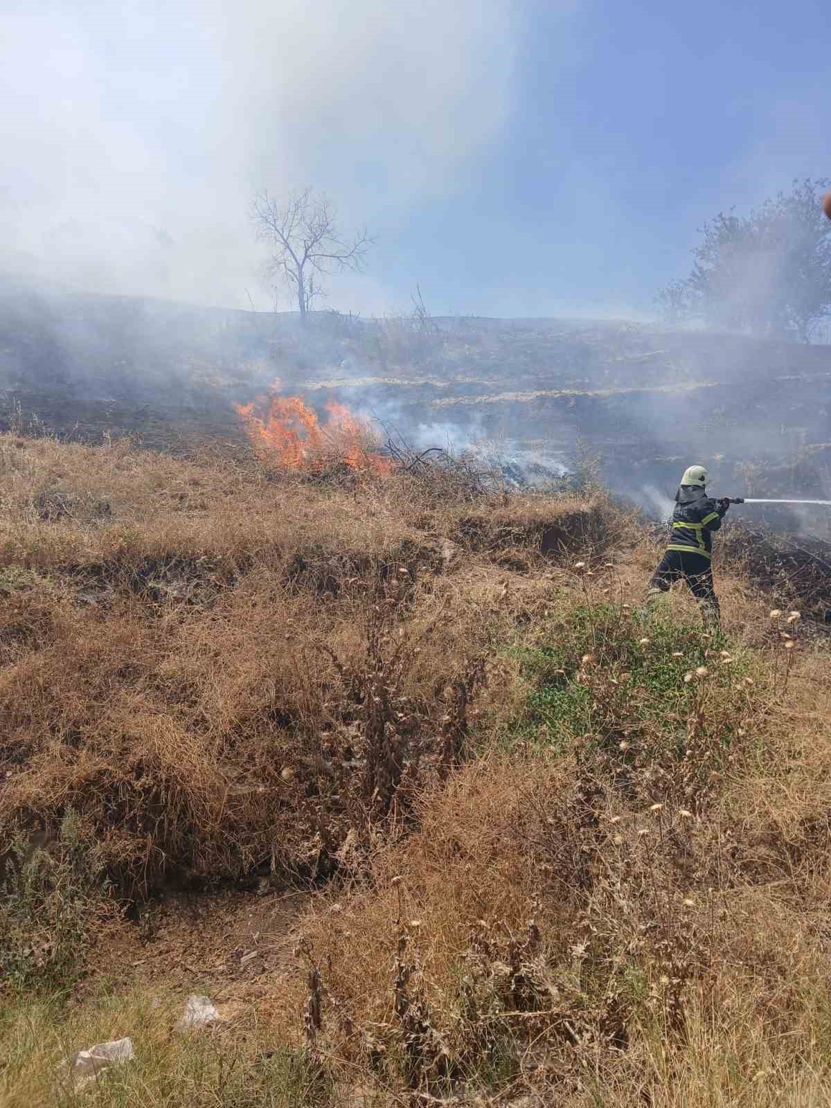 Turgutlu Derbent&rsquo;teki yangın b&uuml;y&uuml;meden s&ouml;nd&uuml;r&uuml;ld&uuml;
