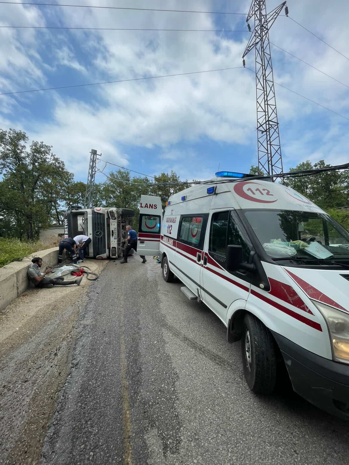 Karabük’te beton mikseri devrildi: 2 yaralı