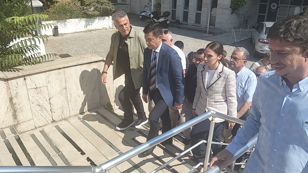 Polis kalkanını yumruklayan Marmaris Belediye Başkanı &Uuml;nl&uuml; hakim karşısına &ccedil;ıktı
